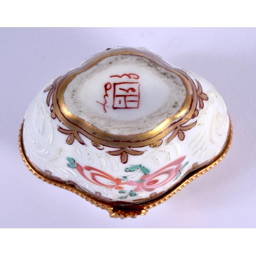 1039 - AN ANTIQUE FRENCH SAMSONS OF PARIS PORCELAIN BOX. 5 cm x 4.5 cm.