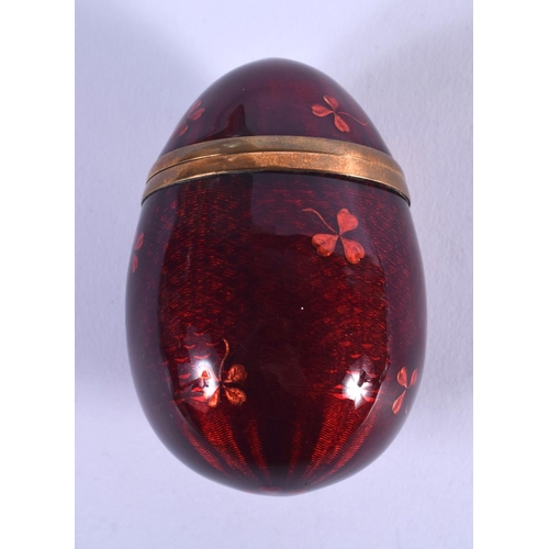 1040 - AN EARLY 20TH CENTURY EUROPEAN RED ENAMEL AND GOLD EASTER EGG. 6 cm x 3 cm.