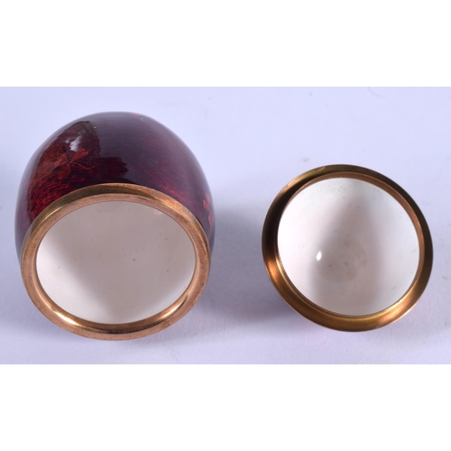 1040 - AN EARLY 20TH CENTURY EUROPEAN RED ENAMEL AND GOLD EASTER EGG. 6 cm x 3 cm.