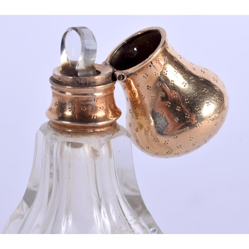 1043 - AN ANTIQUE 18CT GOLD FRENCH GLASS SCENT BOTTLE. 11 cm high.