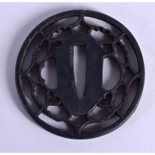 1047 - AN 18TH CENTURY JAPANESE EDO PERIOD BRONZE TSUBA. 6.25 cm wide.