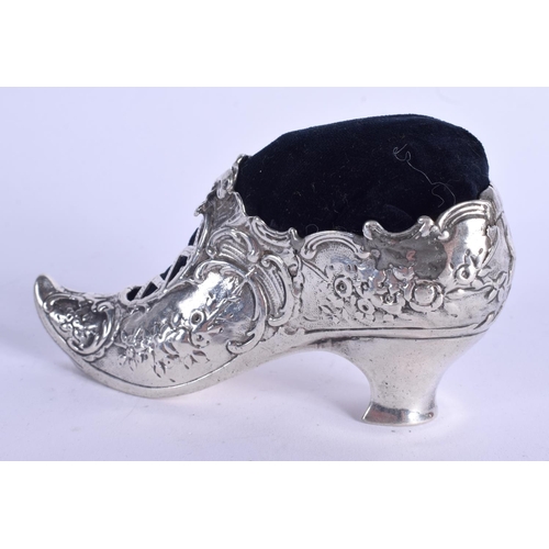 1055 - A VICTORIAN SILVER BOOT PIN CUSHION. London 1899. 81 grams. 7 cm x 12 cm.