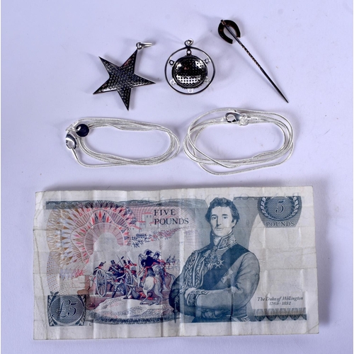 1060 - AN ANTIQUE HORSE SHOE PIN together with a bank note and necklace. (3)