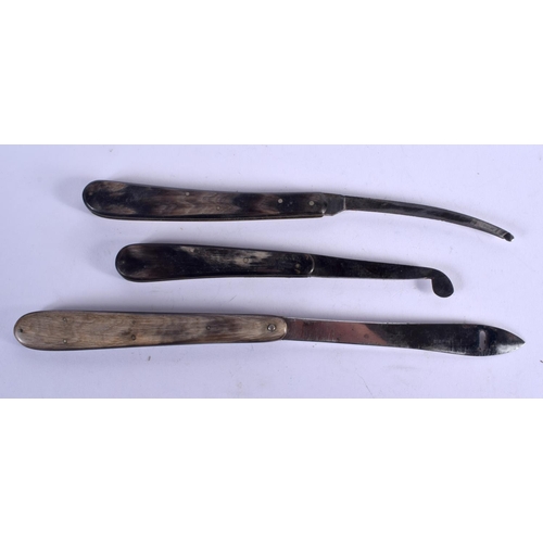 1062 - THREE ANTIQUE CONTINENTAL HORN KNIVES. Largest 11.5 cm long. (3)