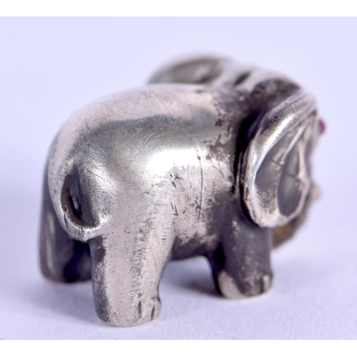 1065 - A SMALL CONTINENTAL FIGURE OF AN ELEPHANT. 16 grams. 1.5 cm wide.