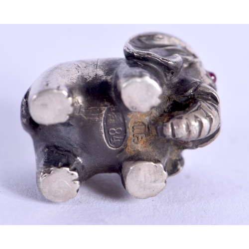 1065 - A SMALL CONTINENTAL FIGURE OF AN ELEPHANT. 16 grams. 1.5 cm wide.