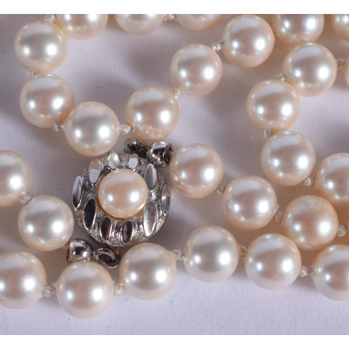 1068 - A SILVER AND PEARL NECKLACE. 80 cm long.