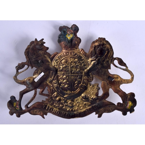 1071 - AN ANTIQUE MILITARY BRASS LION AND UNICORN BADGE. 13 cm x 10 cm.