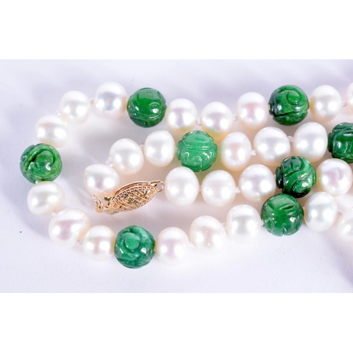 1074 - A 14CT GOLD PEARL AND JADE NECKLACE. 37 cm long.