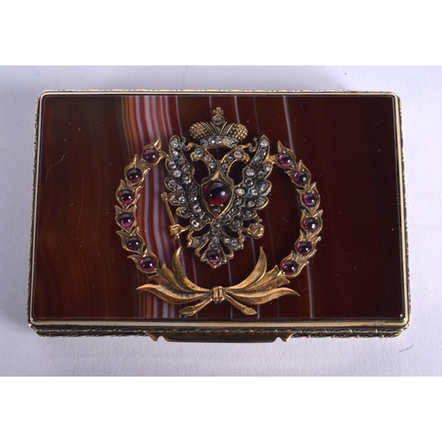 1076 - A LOVELY CONTINENTAL GOLD AND AGATE RECTANGULAR BOX decorated with a dual eagle and wreaths. 7.5 cm ... 