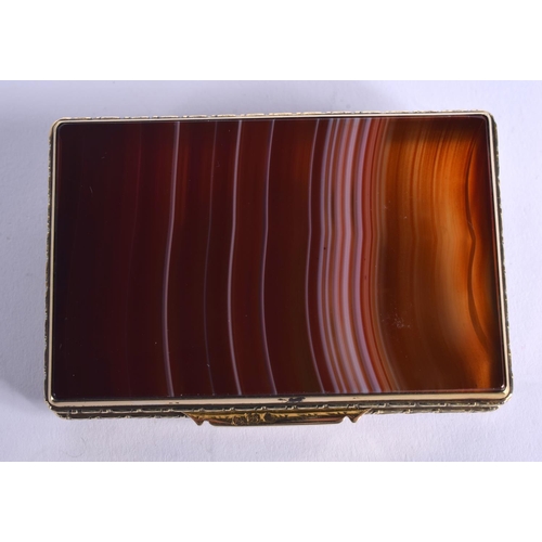 1076 - A LOVELY CONTINENTAL GOLD AND AGATE RECTANGULAR BOX decorated with a dual eagle and wreaths. 7.5 cm ... 