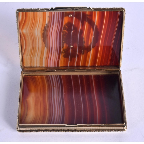 1076 - A LOVELY CONTINENTAL GOLD AND AGATE RECTANGULAR BOX decorated with a dual eagle and wreaths. 7.5 cm ... 