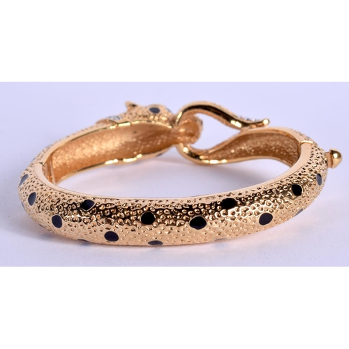 1077 - A CARTIER STYLE COSTUME BANGLE. 6.5 cm wide.