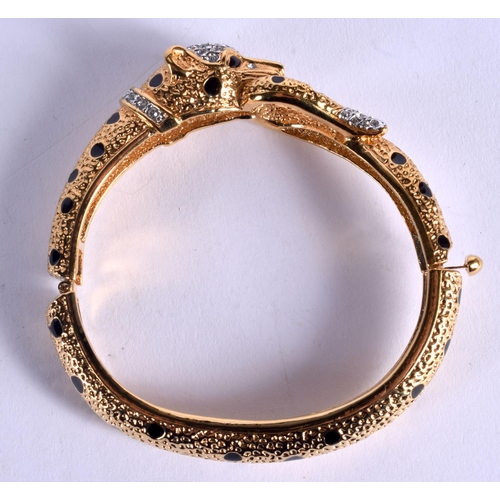 1077 - A CARTIER STYLE COSTUME BANGLE. 6.5 cm wide.