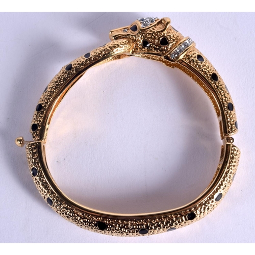 1077 - A CARTIER STYLE COSTUME BANGLE. 6.5 cm wide.