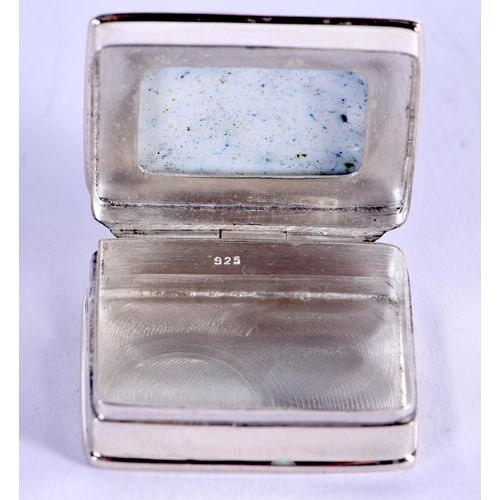 1108 - A CONTEMPORARY SILVER CAT PILL BOX. 17 grams. 3 cm x 2 cm.