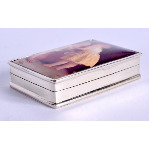 1130 - A CONTEMPORARY SILVER ENAMEL DUAL FIGURE BOX. 4.5 cm x 3.5 cm.