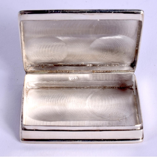 1130 - A CONTEMPORARY SILVER ENAMEL DUAL FIGURE BOX. 4.5 cm x 3.5 cm.