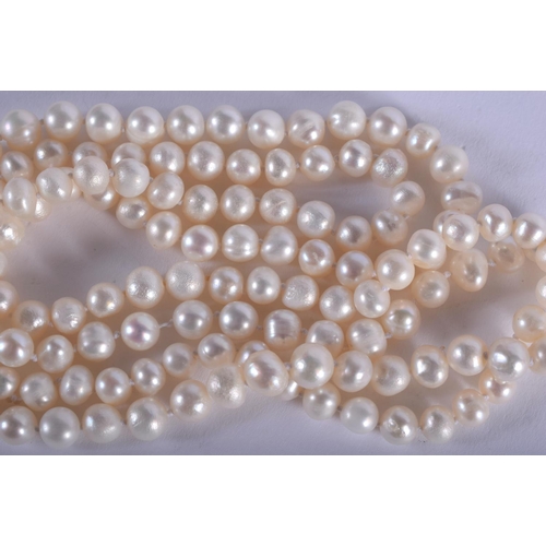 1218 - A FRESHWATER PEARL NECKLACE. 41 grams. 83 cm long.