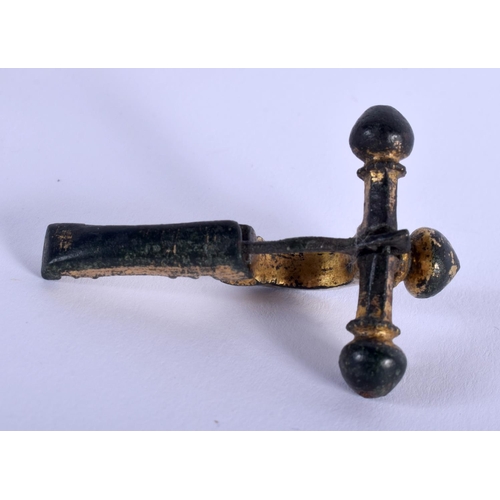 1241 - AN EARLY ROMAN BRONZE BROOCH. 3.25 cm x 2 cm.