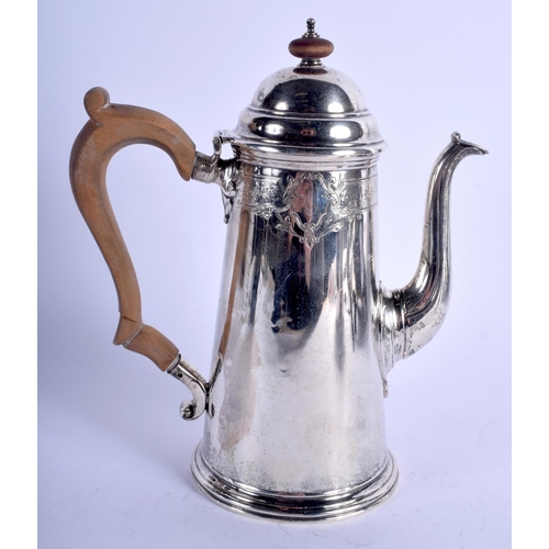 1261 - A GEORGE III SILVER COFFEE POT. 516 grams. 22 cm x 19 cm.