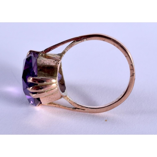 1282 - A GOLD AND AMETHYST RING. P. 9 grams.