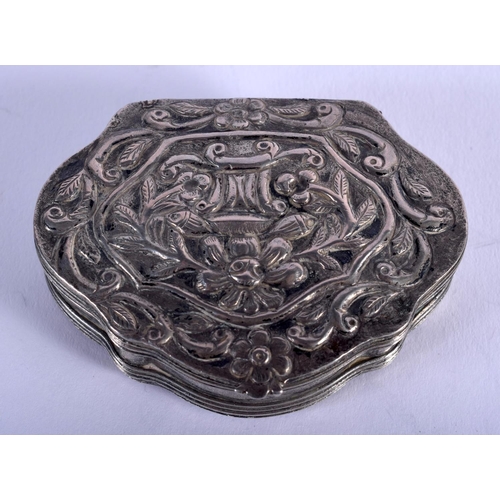 1285 - AN 18TH/19TH CENTURY CONTINENTAL SILVER BOX. 32 grams. 6 cm x 4.5 cm.