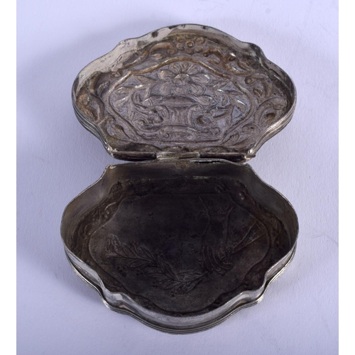 1285 - AN 18TH/19TH CENTURY CONTINENTAL SILVER BOX. 32 grams. 6 cm x 4.5 cm.