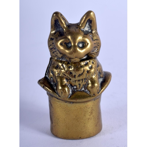 1292 - A VINTAGE BRASS CAT IN A HAT VESTA CASE. 5 cm x 3 cm.