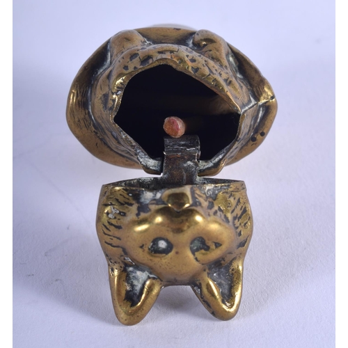 1292 - A VINTAGE BRASS CAT IN A HAT VESTA CASE. 5 cm x 3 cm.