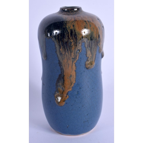 1514 - A 19TH CENTURY JAPANESE MEIJI PERIOD PORCELAIN SAKE BOTTLE with drip glazed overlay. 12.5 cm high.