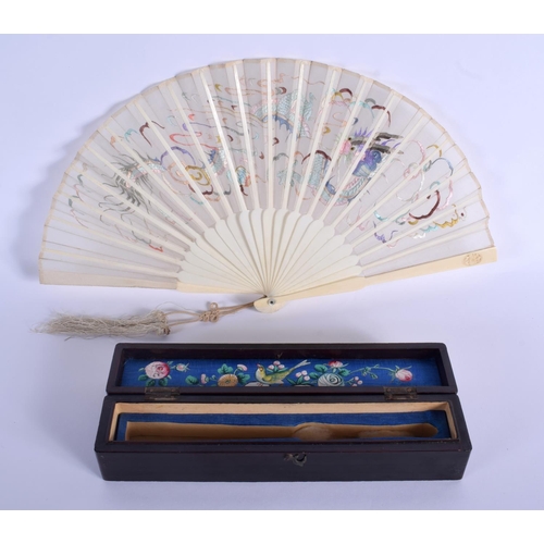 1525 - A 19TH CENTURY CHINESE EXPORT CANTON IVORY FAN Qing, decorated with a silk dragon. 35 cm wide extend... 