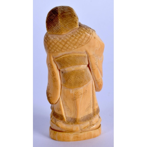 1540 - A 19TH CENTURY JAPANESE MEIJI PERIOD CARVED IVORY OKIMONO. 7 cm high.