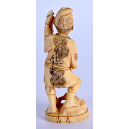 1541 - A 19TH CENTURY JAPANESE MEIJI PERIOD CARVED IVORY OKIMONO. 8.5 cm high.