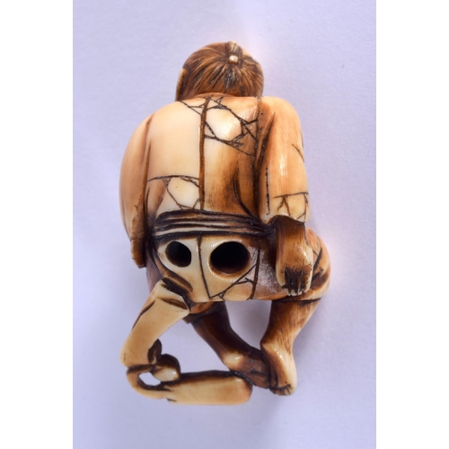 1564 - A 19TH CENTURY JAPANESE MEIJI PERIOD CARVED IVORY NETSUKE modelled leaning back. 3 cm x 1 cm.