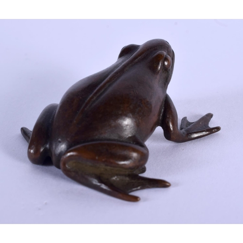 1598 - A JAPANESE BRONZE TOAD OKIMONO. 3.25 cm wide.