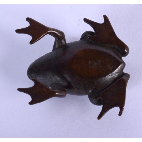 1598 - A JAPANESE BRONZE TOAD OKIMONO. 3.25 cm wide.