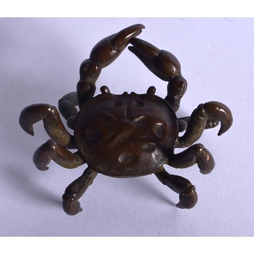 1599 - A JAPANESE BRONZE CRAB OKIMONO. 4.25 cm wide.