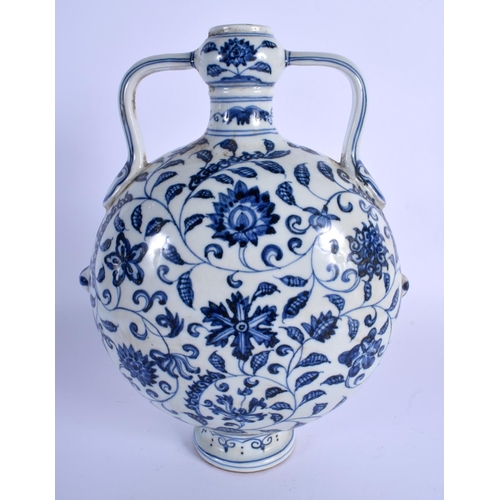 1611 - A CHINESE TWIN HANDLED BLUE AND WHITE PORCELAIN VASE 20th Century. 30 cm x 18 cm.