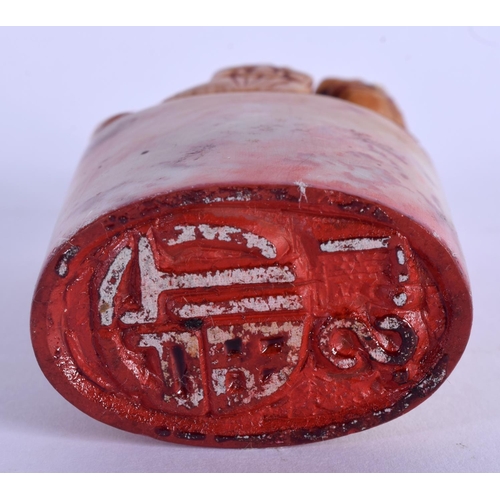 1646 - AN EARLY 20TH CENTURY CHINESE CARVED SOAPSTONE SEAL Late Qing/Republic. 6.5 cm x 4 cm.