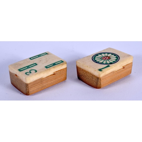 1676 - AN EARLY 20TH CENTURY CHINESE MAHJONG SET Late Qing/Republic, formed from bamboo and bone. Box 24 cm... 