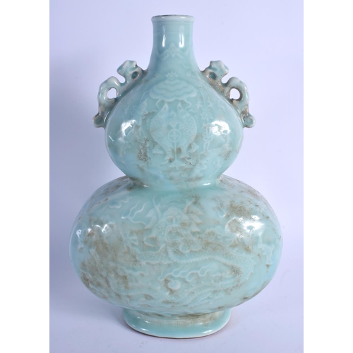 1712 - A LARGE CHINESE BLUE GLAZED TWIN HANDLED PORCELAIN DOUBLE GOURD VASE 20th Century. 33 cm x 15 cm.