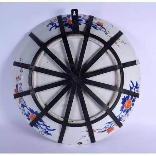 1745 - A VERY LARGE 19TH CENTURY JAPANESE MEIJI PERIOD CIRCULAR IMARI CHARGER painted with geisha and lands... 