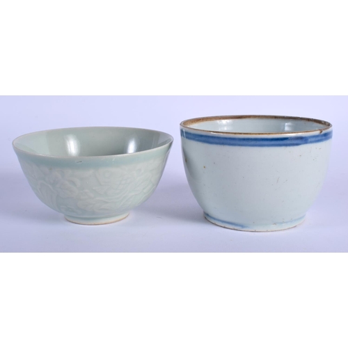 1784 - AN 18TH CENTURY CHINESE BLUE AND WHITE PORCELAIN BOWL Qing, together with a celadon bowl. 11 cm wide... 