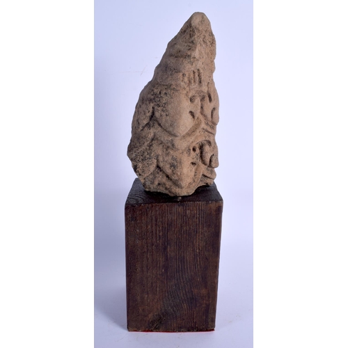 1841 - A CAMBODIAN BUDDHISTIC TEMPLE KHMER SANDSTONE WALL FRAGMENT Angkor. Fragment 18 cm x 10 cm.