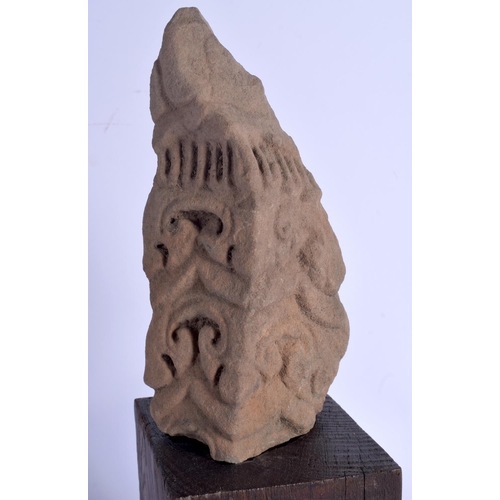 1841 - A CAMBODIAN BUDDHISTIC TEMPLE KHMER SANDSTONE WALL FRAGMENT Angkor. Fragment 18 cm x 10 cm.