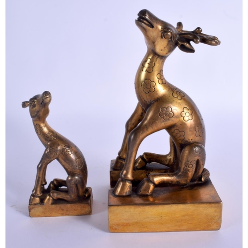 1913 - AN UNUSUAL CHINESE GILT BRONZE DOUBLE DEER SEAL 20th Century. 20 cm x 12 cm.