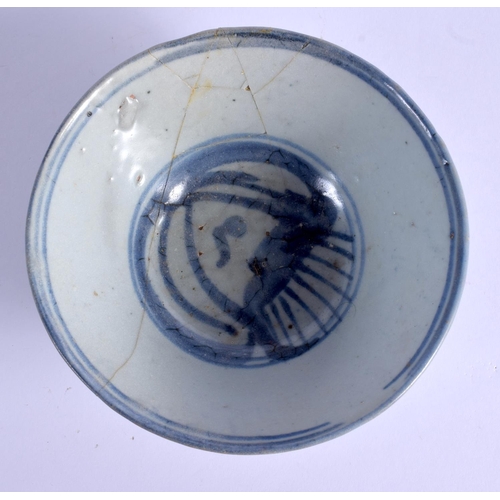 1923 - AN 18TH/19TH CENTURY CHINESE KOREAN BLUE AND WHITE BOWL painted with sprays. 11.5 cm diameter.