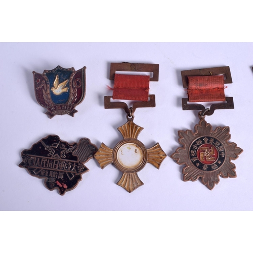 1931 - A COLLECTION OF 1940S CHINESE BADGES AND MEDALLIONS. (68)