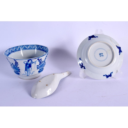 1934 - A 17TH CENTURY CHINESE BLUE AND WHITE PORCELAIN SAUCER Kangxi, together with a bowl etc. 9 cm wide. ... 